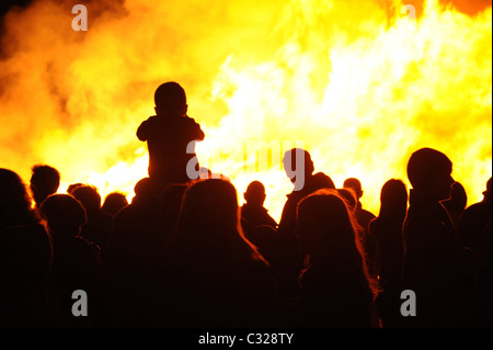 Silhouette de personnes en face d'un feu Banque D'Images