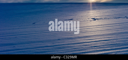 La mise à l'hiver bien au-dessus de la prairie couverte de neige dans la région des Cotswolds, Swinbrook Banque D'Images