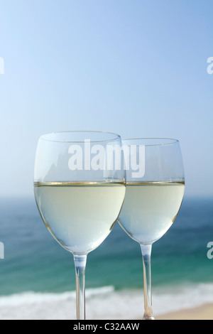 Deux verres de vin par l'océan Banque D'Images