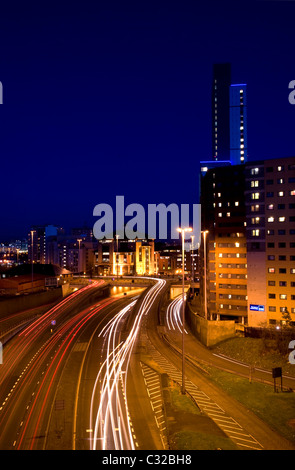 Sentiers de feux de circulation de véhicules voyageant trop et de la ville de Leeds uk yorkshire de nuit Banque D'Images