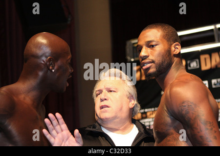 Promoteur Gary Shaw (m) s'efforce de maintenir la paix entre Antonio Tarver (l) et Chad Dawson (r) conférence de presse finale pour Antonio Banque D'Images