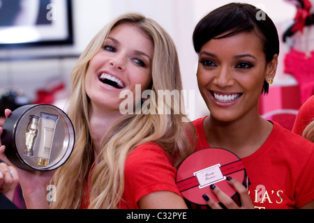 Marisa Miller et Selita Ebanks Victoria's Secret Angels share their favourite holiday gift picks au Lincoln Road store Banque D'Images