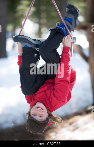 Un garçon tyroliennes sur la neige dans la région de Lake Tahoe, en Californie. Banque D'Images