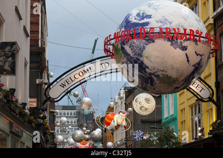 Décorations de Noël sur Carnaby Street à Londres, traditionnellement l'un des meilleurs rues décorées de la ville. Banque D'Images