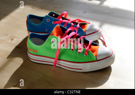 Nouvelle Converse All Star chaussures commandées auprès de site web où l'utilisateur choisit quels couleurs pour moissonneuse-batteuse. Banque D'Images