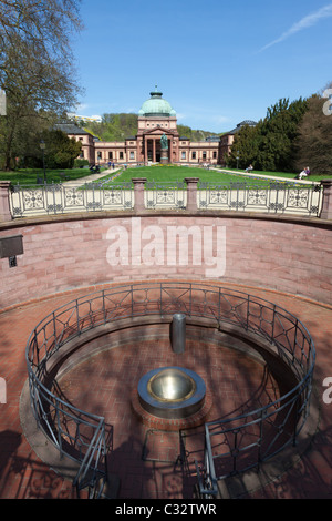 Le Kaiser Wilhelms Bad (historique) avec spa santé l'eau de source naturelle fontaine dans l'avant-plan. Banque D'Images