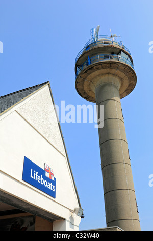 Calshot NCI Lookout Tower et la station de sauvetage de la RNLI sur Southampton Water où elle rejoint le Solent Hampshire, England UK Banque D'Images