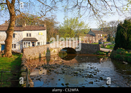 Pont de pierre sur Malham Beck Malham Malhamdale Yorkshire Dales National Park North Yorkshire Angleterre UK Banque D'Images