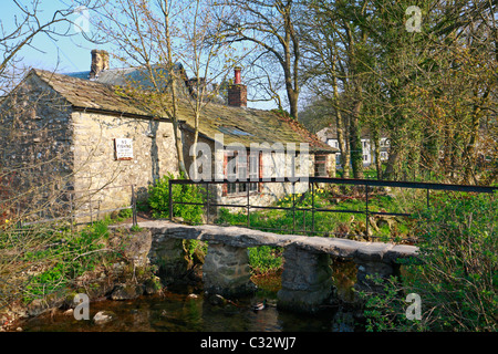 La vieille forge et pierre clapper pont sur Malham Beck, Malham, Malhamdale, Yorkshire du Nord, Yorkshire Dales National Park, England, UK. Banque D'Images