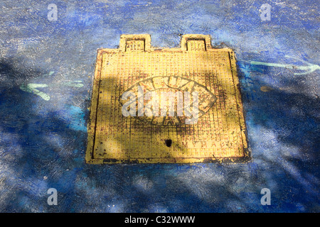 Couverture de grille sur le trottoir de chaussée au Mexique Banque D'Images