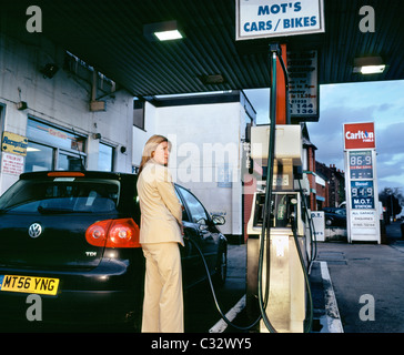 Woman refueling car Banque D'Images
