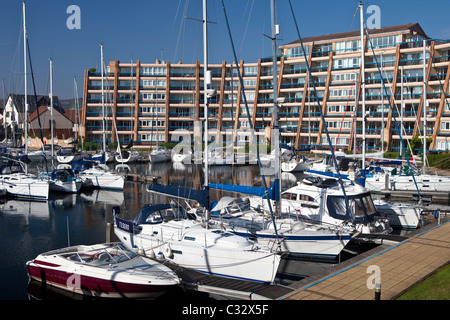 Yachts et bateaux amarrés à la marina de Port Solent, près de Portsmouth, côte sud de l'Angleterre, Royaume-Uni Banque D'Images