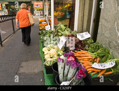 Produire à l'extérieur d'un légumes à Fakenham, Norfolk. Banque D'Images