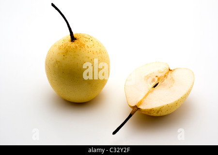 Poire Nashi sur fond blanc Banque D'Images