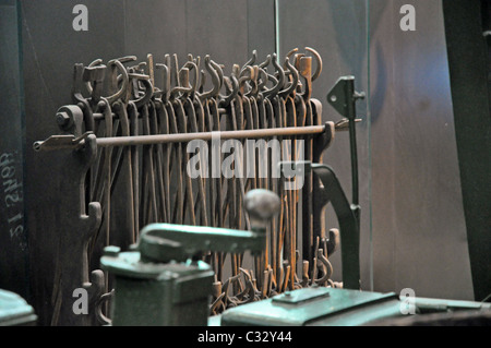 Outils de forgeron dans une forge reconstruit au musée de chemin de fer Banque D'Images