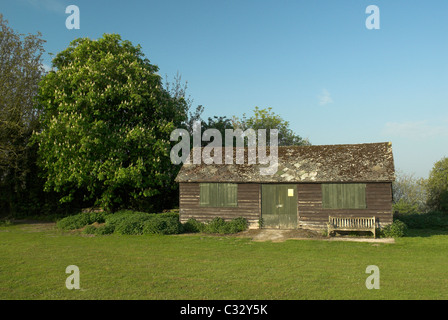 Burpham village vert et vieux cricket pavilion au début de soleil du printemps. Banque D'Images