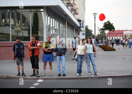 Les jeunes gens en attente à un passage pour piétons, Hrodna, Bélarus Banque D'Images