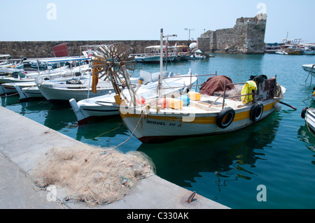 Bateaux de pêche dans le port de Byblos, UNESCO World Heritage Site, Jbail, Liban Banque D'Images