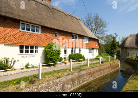 Chalet le long de la rivière East Meon Meon Hampshire UK Banque D'Images