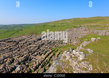 Le Pennine Way sur Malham Cove lapiez, Malham, Malhamdale, Yorkshire du Nord, Yorkshire Dales National Park, England, UK. Banque D'Images