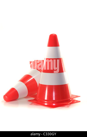 Pylônes construction rouge et blanc avant un fond blanc Banque D'Images