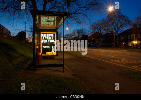 Arrêt de bus de banlieue au crépuscule Banque D'Images