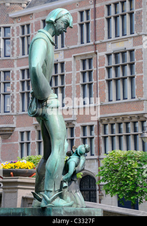 Anvers / Antwerpen, Belgique. Statue en bronze de "Lange Wapper' par Albert Poels en face de Het Steen château Banque D'Images