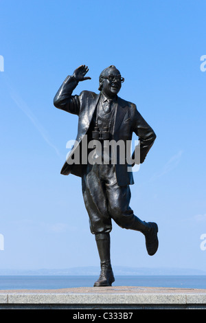 Statue de comédien Eric Morecambe dans son 'Apportez-moi Sunshine' poser sur le front de mer de station balnéaire de Morecambe, Lancashire, UK Banque D'Images