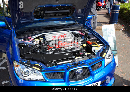 Nettoyer le moteur impeccable d'une Subaru Impreza WRX Sti voir voiture à une modification car show au Royaume-Uni Banque D'Images