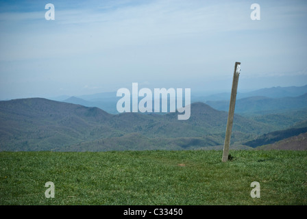 Un post avec une flamme blanche est indiquant la route de l'Appalachian Trail sur Max Patch, une montagne en Caroline du Nord Banque D'Images