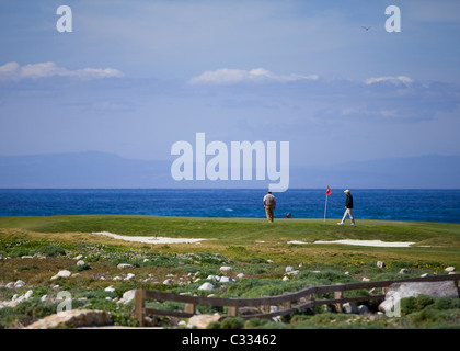 Les golfeurs sur le vert d'exercice sur la célèbre plage de galets de l'océan golf course Banque D'Images