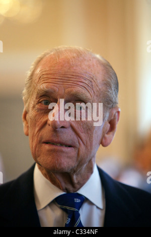 Son Altesse Royale le duc d'Édimbourg à la Royal Society d'Édimbourg à présent Médailles Royal Banque D'Images