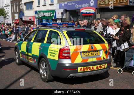 L'Irlande du Nord ambulance service paramédic réponse rapide véhicule se déplace dans la foule en vitesse britannique blur Banque D'Images