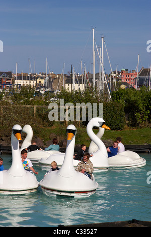 Le pédalage des familles de cygnes au pickie family fun park dans le comté de Down Bangor Northern Ireland UK Banque D'Images