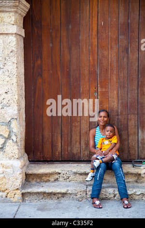 Mère colombienne et de l'enfant dans la vieille ville, Carthagène, Colombie Banque D'Images