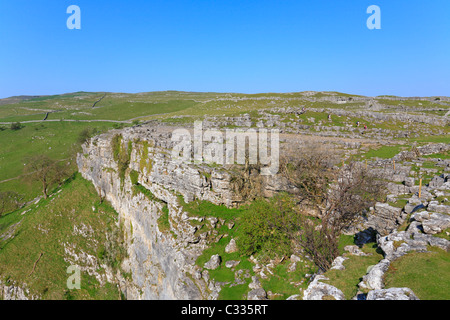 Le Pennine Way ci-dessus Malham Cove, Malham, Malhamdale, Yorkshire du Nord, Yorkshire Dales National Park, England, UK. Banque D'Images