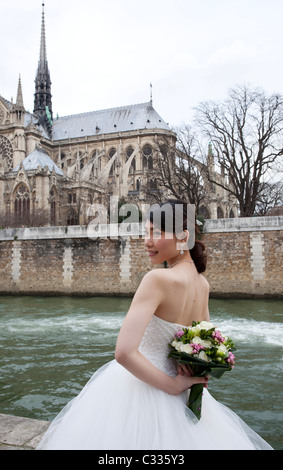 Photo de mariage d'une mariée mariés juste photographié en face de Notre Dame sur le Temple Saint Valentines Day Banque D'Images