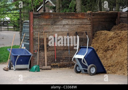 Un tas de fumier et d'outils sur un chantier à cheval Banque D'Images