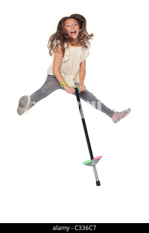 Une jeune fille sautant sur un Pogo Stick. Banque D'Images