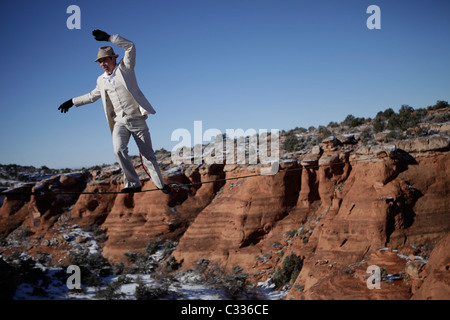 Highliner mâle blanc à bande épinglé, Moab, Utah, USA. Banque D'Images