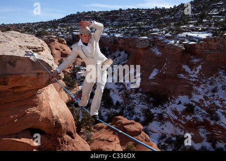 Highliner mâle blanc à bande épinglé, Moab, Utah, USA. Banque D'Images