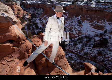 Highliner mâle blanc à bande épinglé, Moab, Utah, USA. Banque D'Images