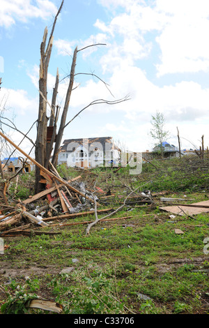 SAINT LOUIS, MISSOURI - 26 avril : maisons détruites après les tornades a frappé la région de Saint Louis le vendredi 22 avril 2011 Banque D'Images