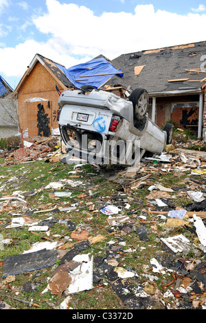 SAINT LOUIS, MISSOURI - 26 avril : maisons détruites après les tornades a frappé la région de Saint Louis le vendredi 22 avril 2011 Banque D'Images