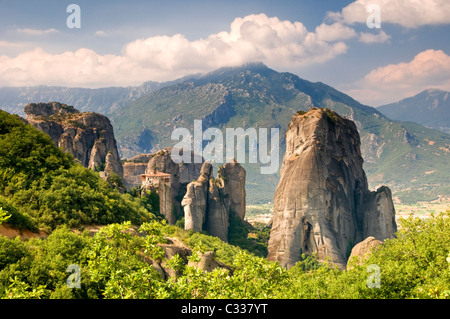 Le monastère de Roussano parmi les spectaculaires montagnes, les météores météores, plaine de Thessalie, Grèce, Europe Banque D'Images