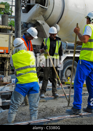 Paris, France, Tramway T3 Les travailleurs au site de construction, les hommes immigrés africains travaillant dans le béton, fixant les voies, Lafarge Cement immigrants de l'Europe. Banque D'Images