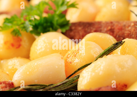 Détail de poêlée de pommes de terre et brochettes de viande hachée Banque D'Images