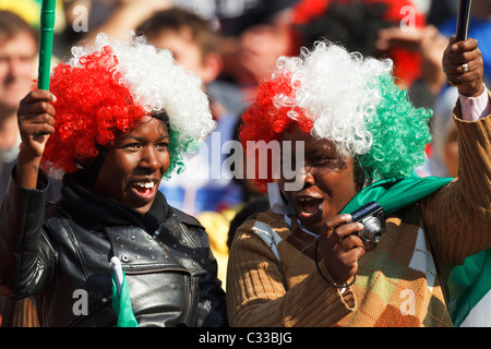 Les jeunes femmes bénéficient d'eux-mêmes à un Coupe du Monde FIFA 2010 Groupe F match entre l'Italie et la Slovaquie le 24 juin 2010 à Ellis Park. Banque D'Images