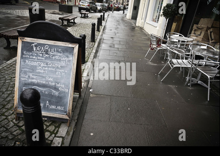 Ville frontière d'écossais Peebles - images le long de la rue Principale - impressions de dépression économique. Abandonnée dans la pluie. Banque D'Images