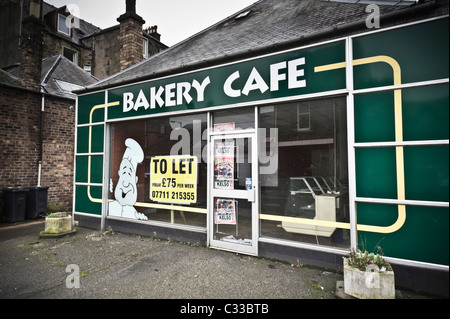 Ville frontière d'écossais Peebles - images le long de la rue Principale - impressions de dépression économique. Boulangerie vide à louer. Banque D'Images